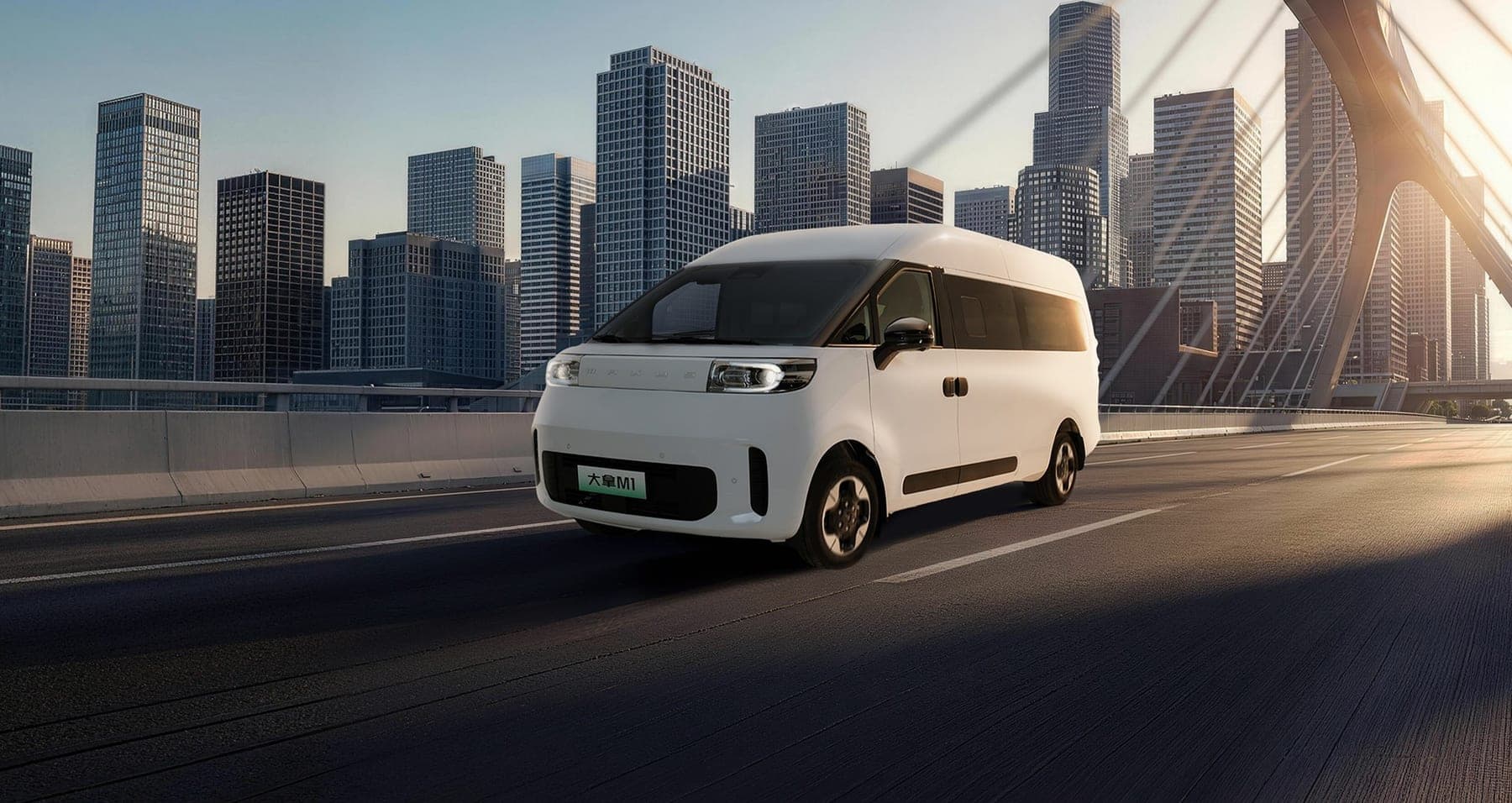 MAXUS Dana M1 Electric Van 2026 — فان ركاب كهربائي بتسعة مقاعد للتصدير, منظر أمامي جانبي في المدينة