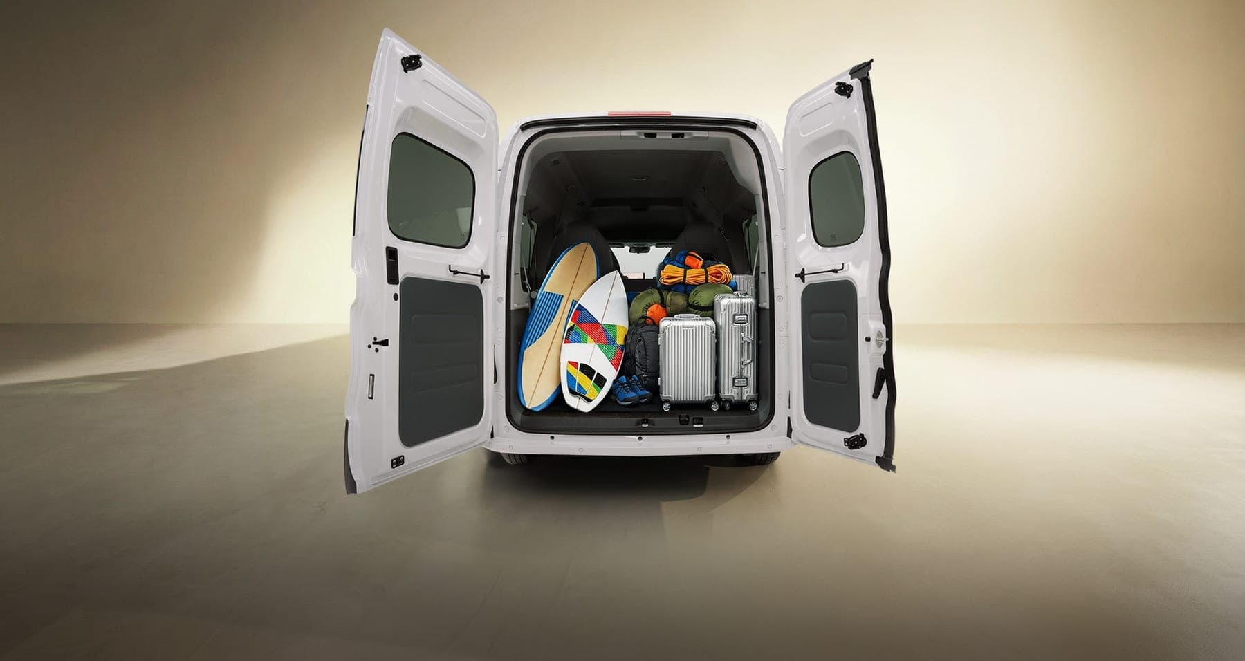 MAXUS Dana M1 Electric Van 2026 — فان ركاب كهربائي بتسعة مقاعد للتصدير, الأبواب الخلفية مفتوحة تُظهر حيز التحميل