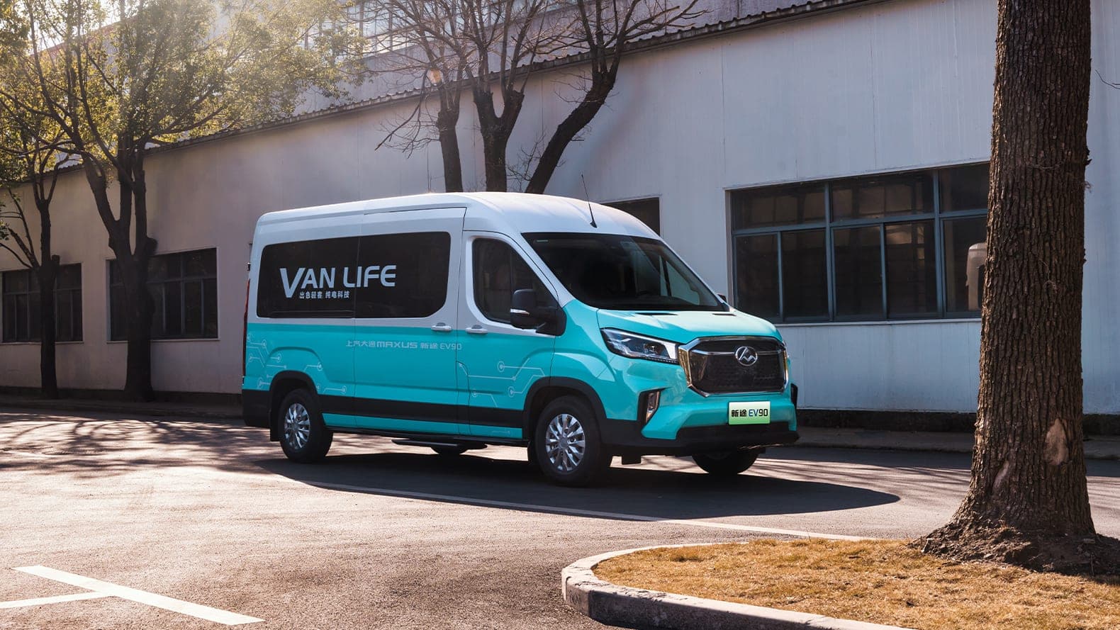 2026 MAXUS EV90 — Large Electric Van and 9–15 Seat Minibus for export, side view of the long-wheelbase body