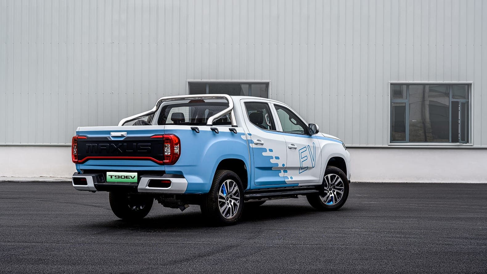 MAXUS T90 EV 2026 — بيك أب كهربائي بكابينة مزدوجة للتصدير, منظر خلفي جانبي