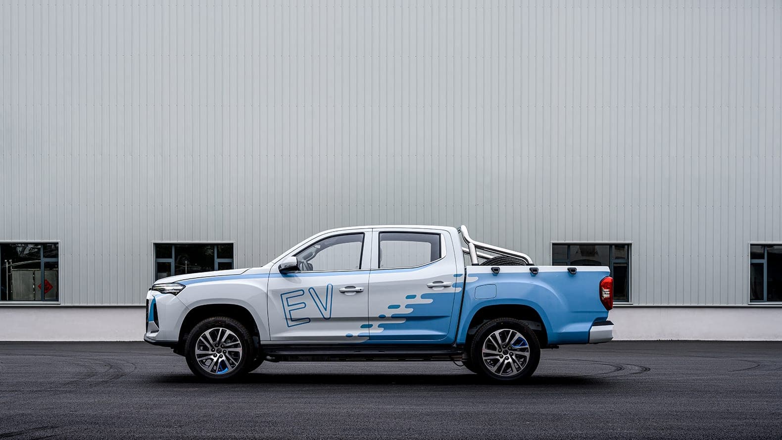 2026 MAXUS T90 EV — Double Cab Electric Pickup Truck for export, side profile