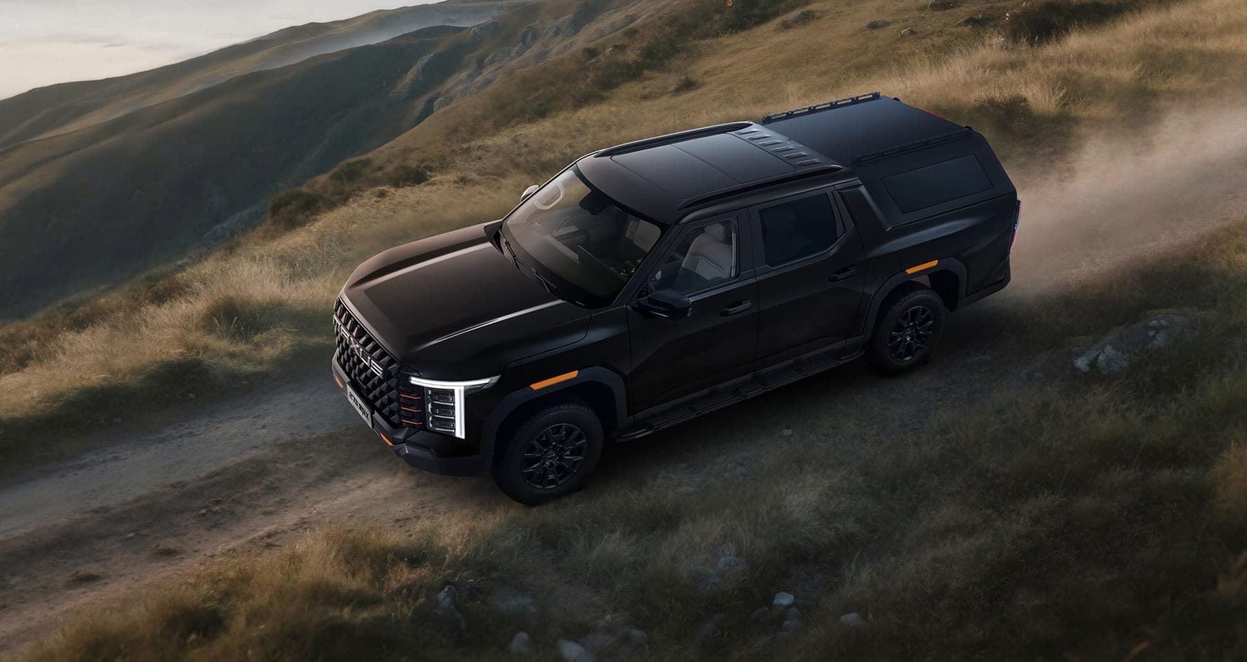 MAXUS Interstellar X Passenger Edition 2027 — بيك أب بكابينة مزدوجة مع غطاء صلب مدمج للتصدير, منظر خلفي جانبي على سفح تل