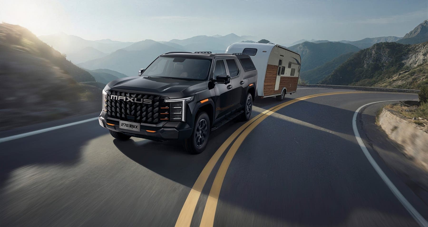 MAXUS Interstellar X Passenger Edition 2027 — بيك أب بكابينة مزدوجة مع غطاء صلب مدمج للتصدير, تقطر كرفانًا على طريق جبلي