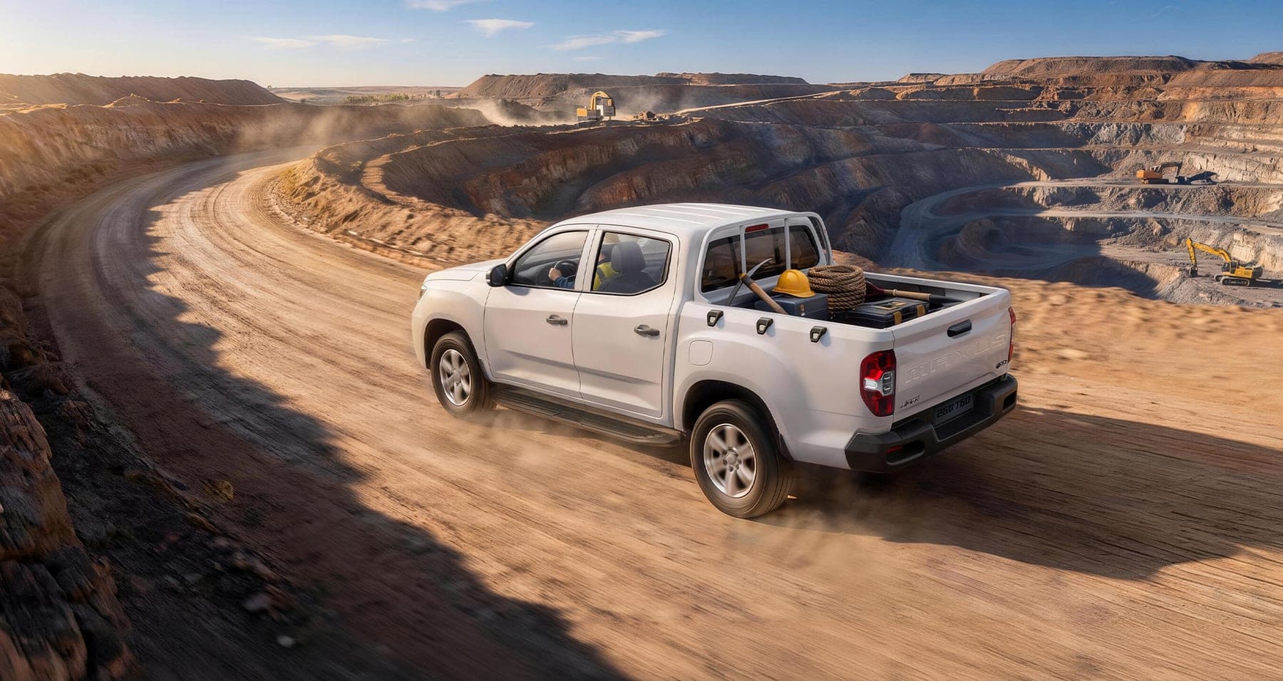 MAXUS T60 2026 — بيك أب بكابينة مزدوجة للتصدير, منظر خلفي جانبي على طريق نقل في منجم