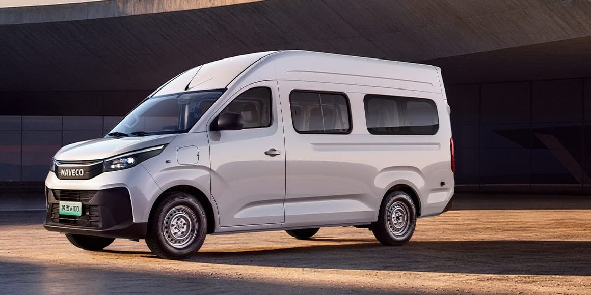 MAXUS Lingsheng V100 Electric Van 2026 — فان بضائع كهربائي بهيكل عريض للتصدير, منظر أمامي جانبي