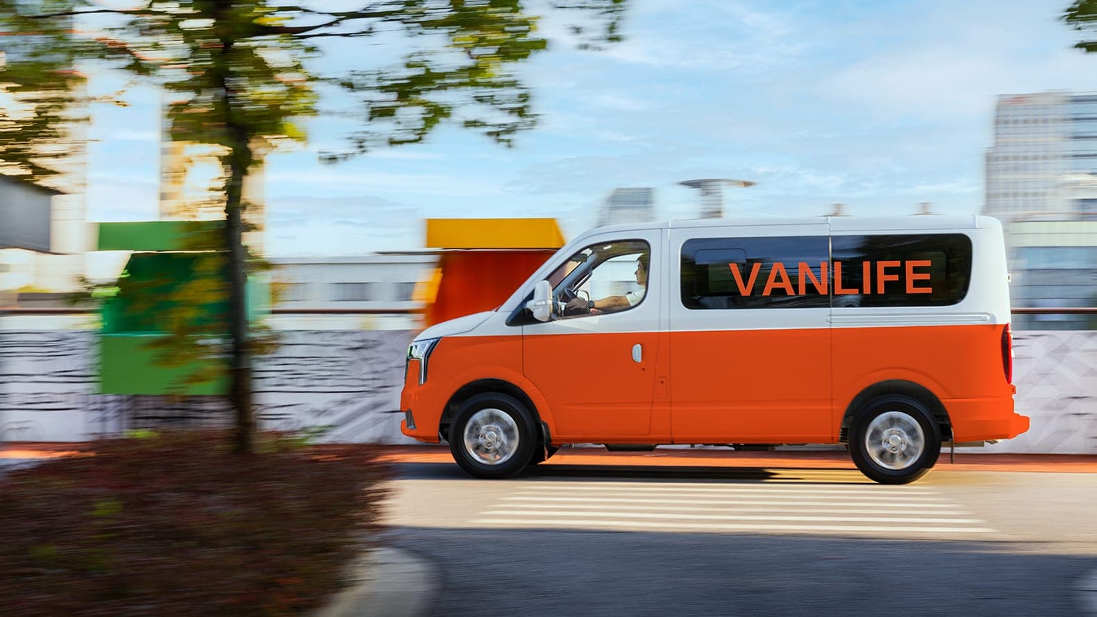 MAXUS V80 PRO 2026 — فان بضائع ديزل، وCombi، وحافلة صغيرة للتصدير, منظر أمامي جانبي أثناء السير