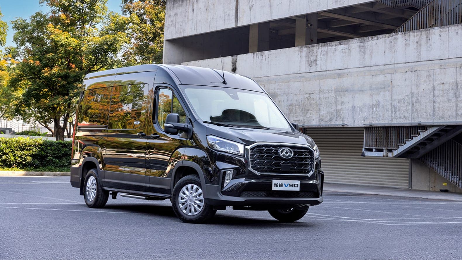 MAXUS V90 2026 — فان ديزل كبير وحافلة صغيرة من 9 إلى 15 مقعدًا للتصدير, منظر أمامي جانبي