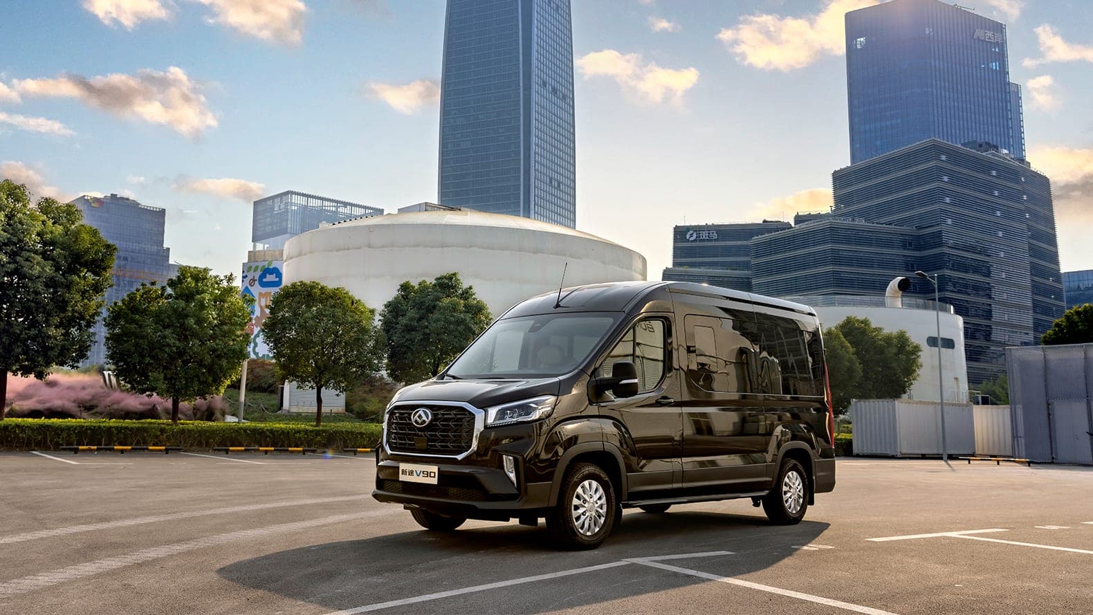 2026 MAXUS V90 — Large Diesel Van and 9–15 Seat Minibus for export, front three-quarter view in the city